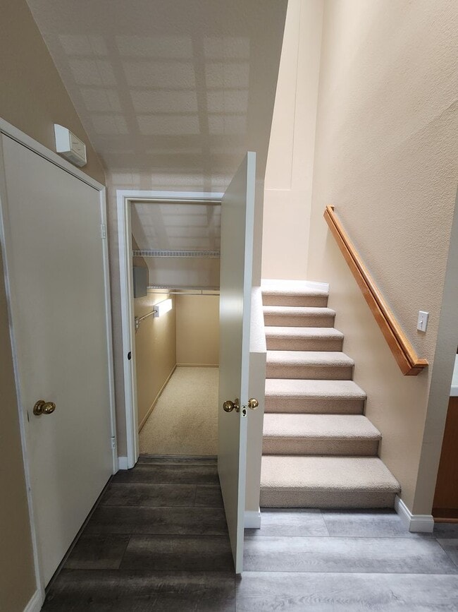 Building Photo - Gorgeous & Spacious 3Bd/2.5Ba, 1,679 SqFt, 2-story Condo - Central A/C & heat, Washer/Dryer - 2 C...