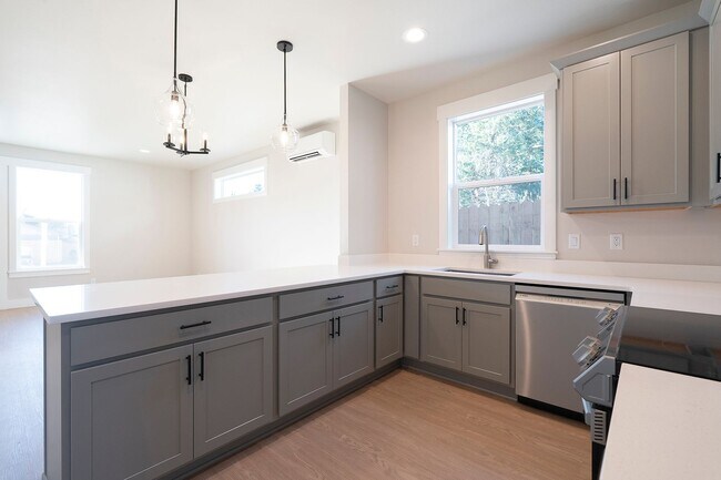 Building Photo - Beautiful 3 bed, 1.5 Bath SE Portland Rental Home!