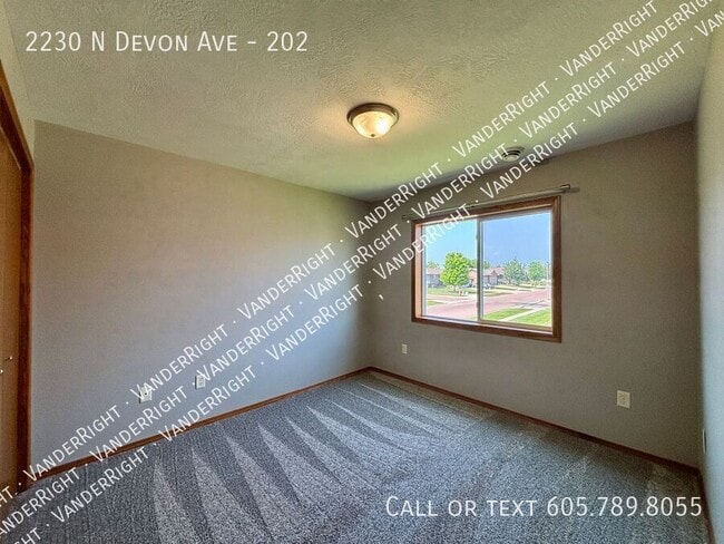 Building Photo - 2230 Devon Ave