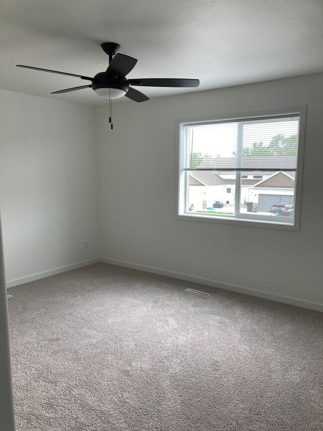 Building Photo - 3 Bed 3 Bath Twin Home