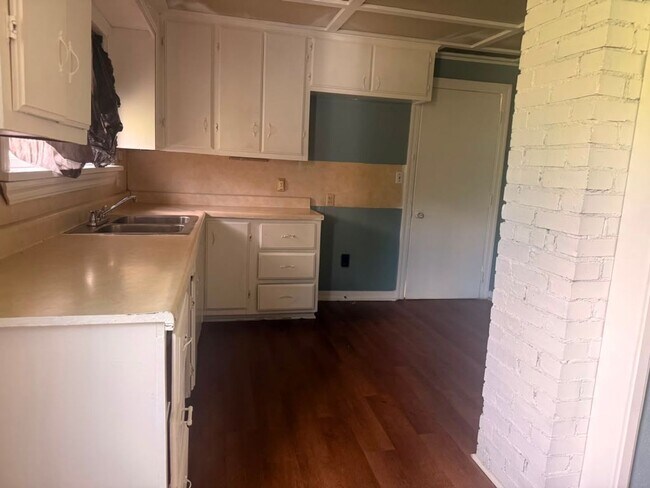 Building Photo - **Charming 3-Bedroom Home in a Great Neighborhood – $900/Month**