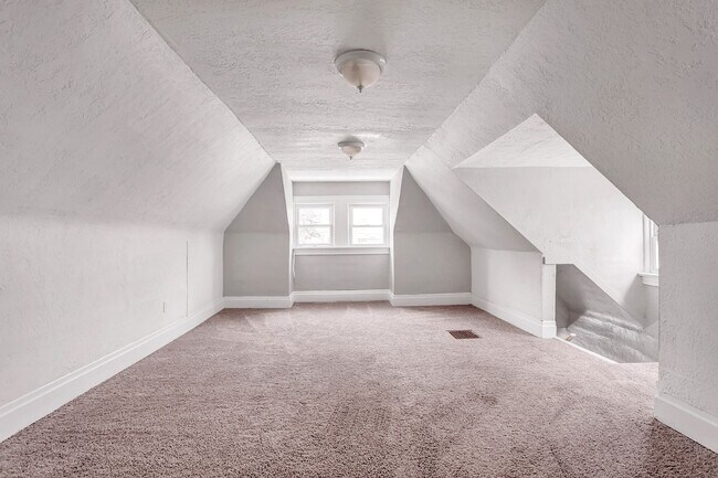 Building Photo - Newly Renovated 4 Bedroom Home in West Lib...