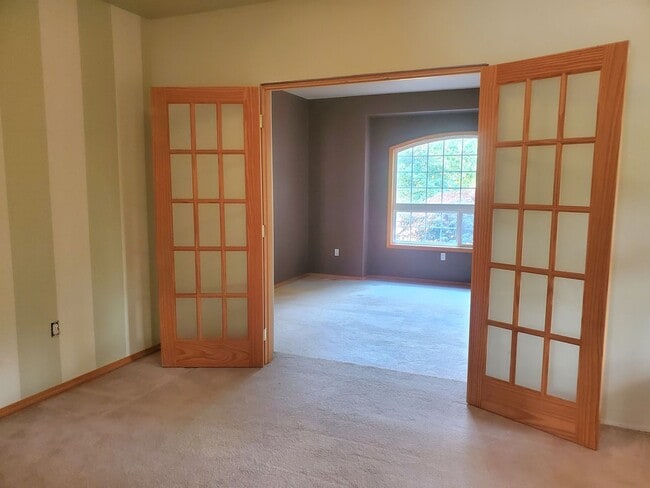 Building Photo - Short Term Lease Available
