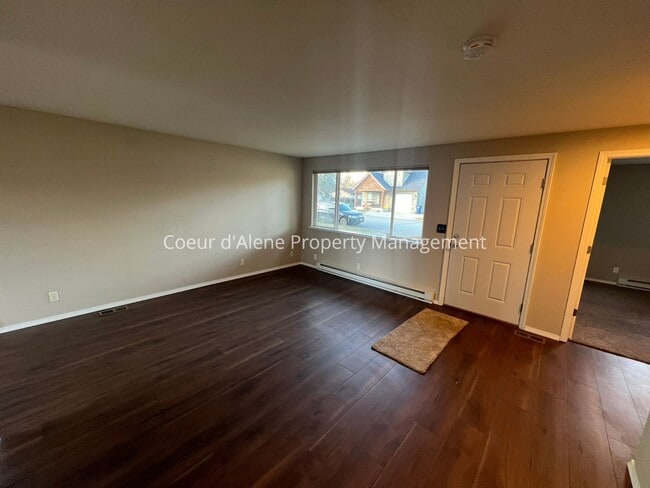 Building Photo - 2 bed house w/ fenced yard