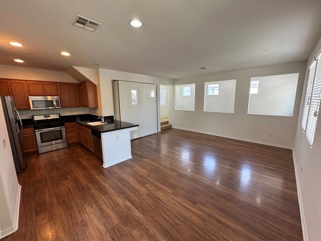 Building Photo - Riverpark Townhome