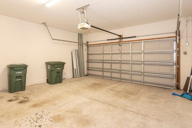 Building Photo - 253 Catriona Dr
