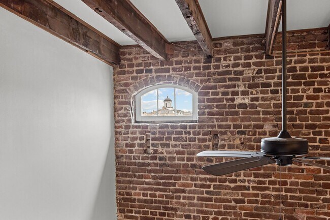 Building Photo - Available 9/1. Awesome 1 BR/1.5 BA Apartme...