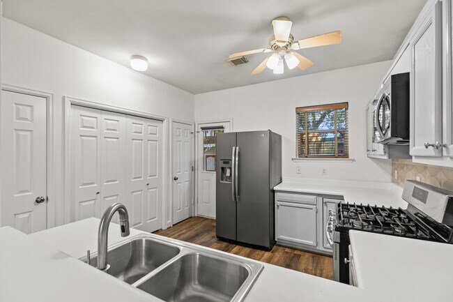 Building Photo - 1912 Shearn St