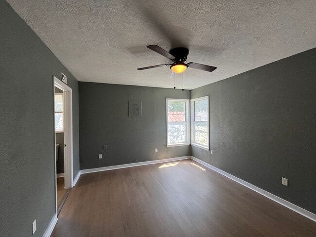 Building Photo - 3 BEDROOM 2 BATH WITH BACK APARTMENT