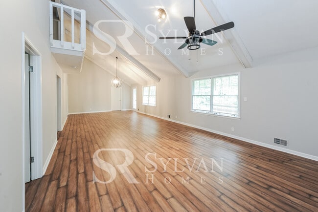 Building Photo - Welcome home to this 4 bedroom, 2 bathroom home