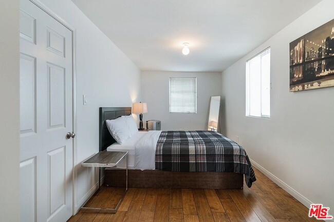 Building Photo - 5249 Satsuma Ave