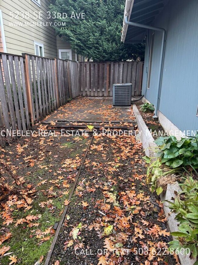 Building Photo - 5238 SE 33rd Ave