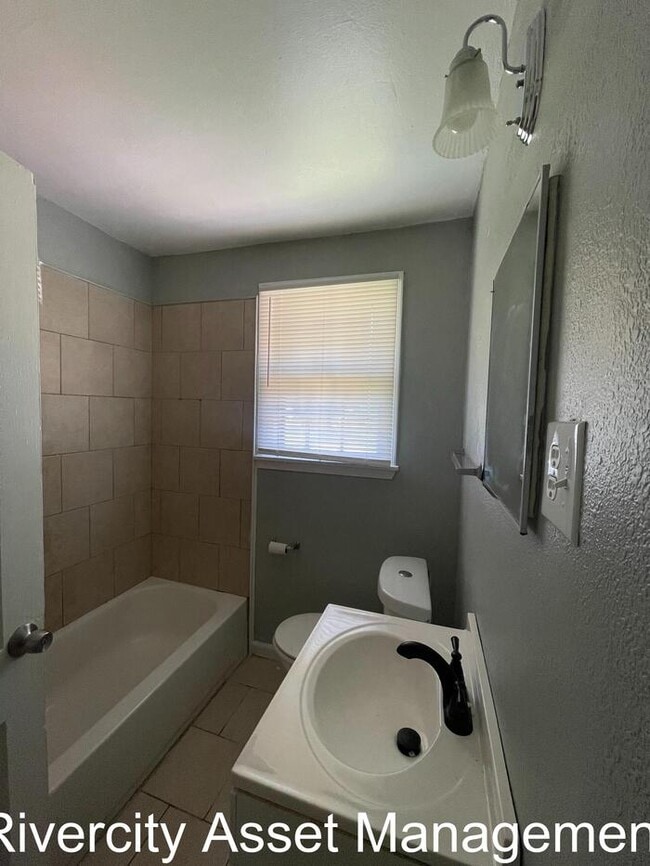 Building Photo - 4942 Foxhall Dr
