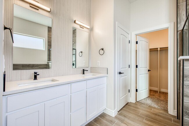 Building Photo - Beautiful East side House 4 bed-2.5 baths, part of The Overlook Casa Club that includes Swimming ...