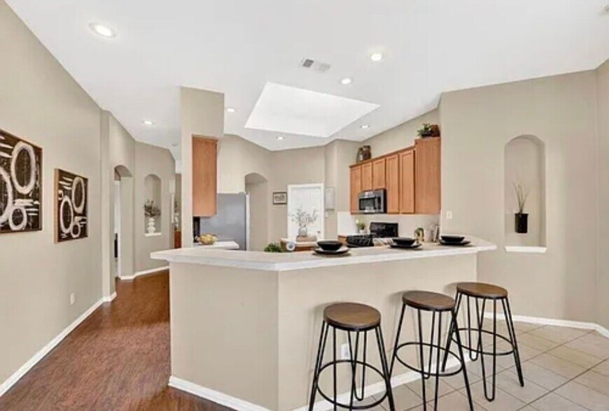 Building Photo - 1369 Royal Oaks Dr