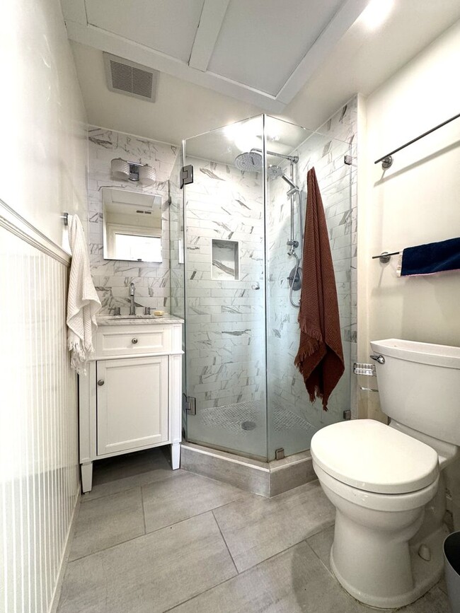 Building Photo - Update 1BR1BA in Georgetown with in unit w...