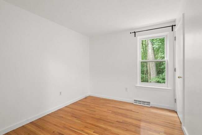 Building Photo - 24 Speen St