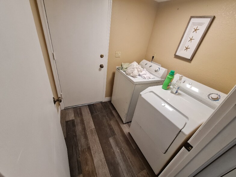 Building Photo - 7944 W Charter Oak Rd