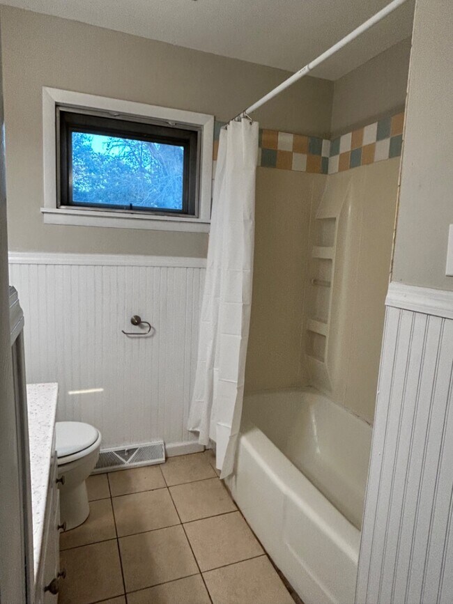 Building Photo - 414 Shady Ln