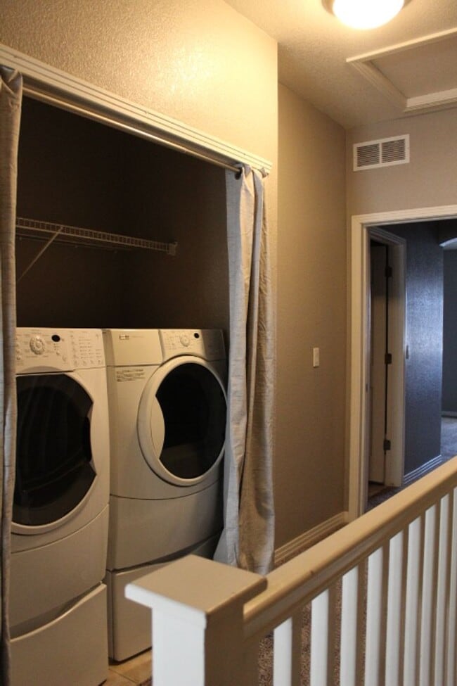 Building Photo - Stonegate Townhouse w/ 3 br/3 1/2 baths!!