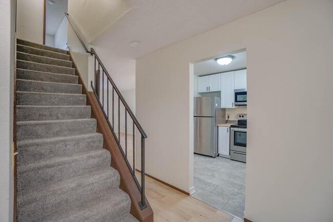 Building Photo - THREE BEDROOM TOWN HOME WITH GARAGE IN HAZEL DELL