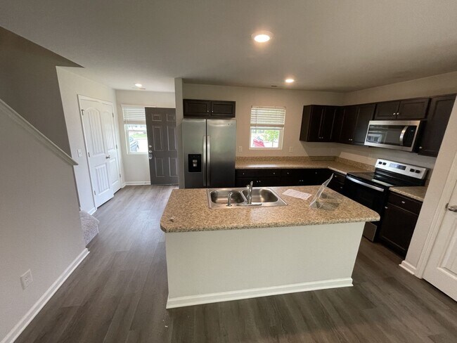 Building Photo - 3 Bedroom 2.5 Bath Town home