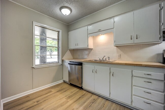 Building Photo - SF-066-601 &amp; 603 South 16th Street Duplex