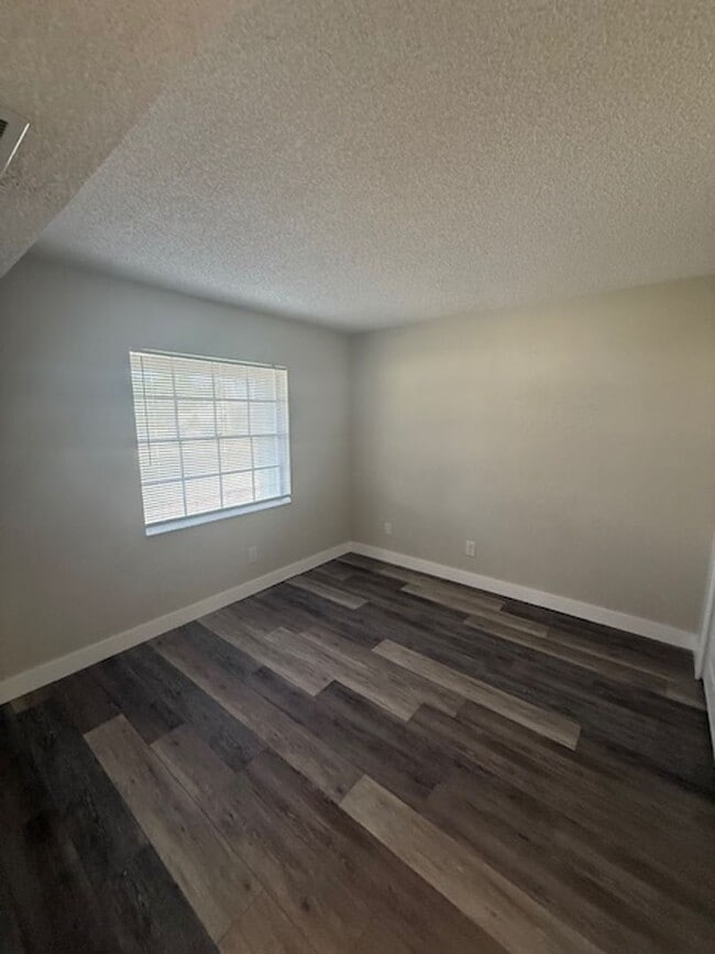 Building Photo - 2 Bedroom/1 Bathroom Apartment