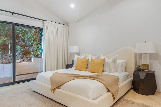 Building Photo - 2221 Bowmont Dr