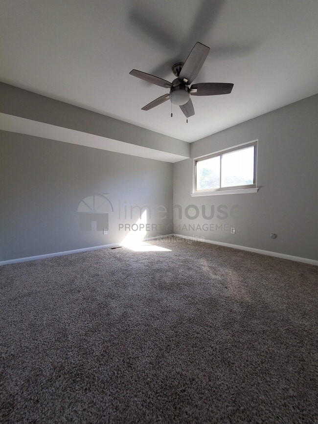 Building Photo - 1553 Beachview Dr