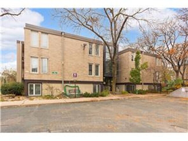 Building Photo - Charming 1 Bedroom Condo in the Heart of S...