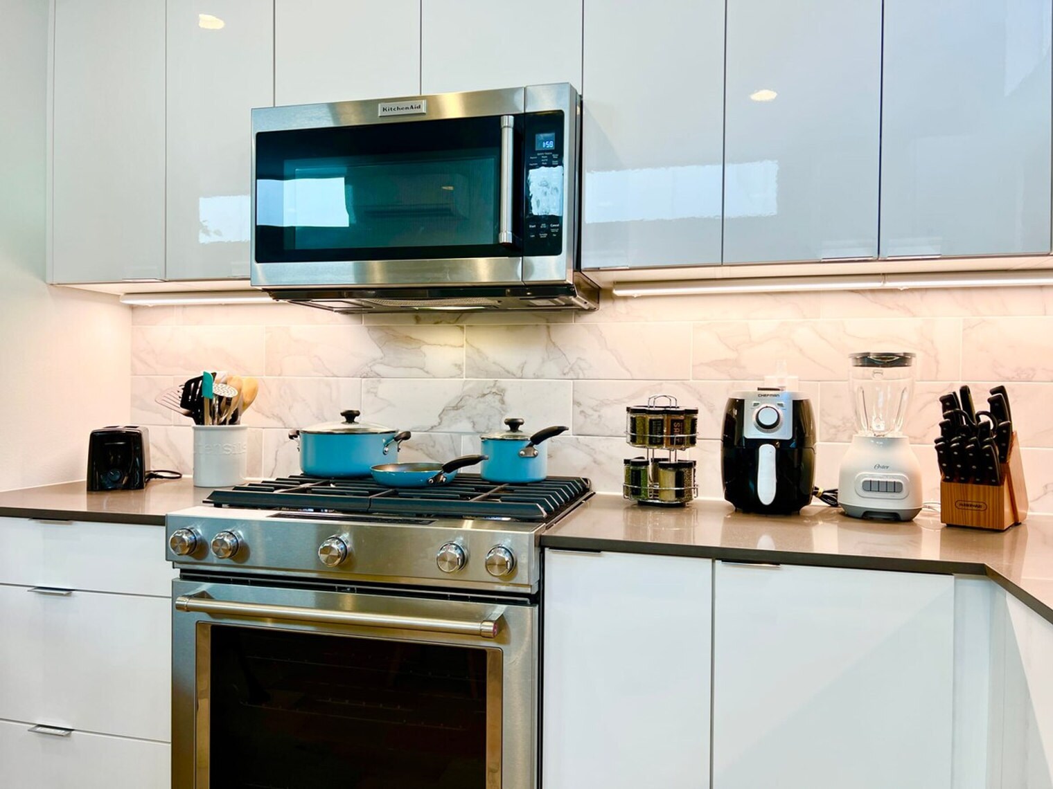 Building Photo - 700 Broadway E