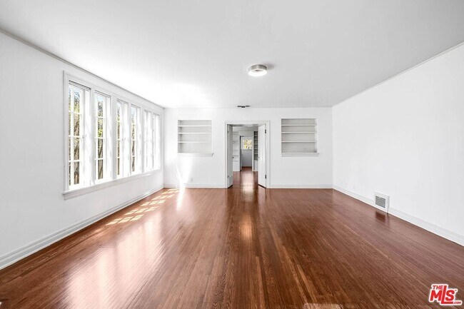 Building Photo - 809 N Bedford Dr