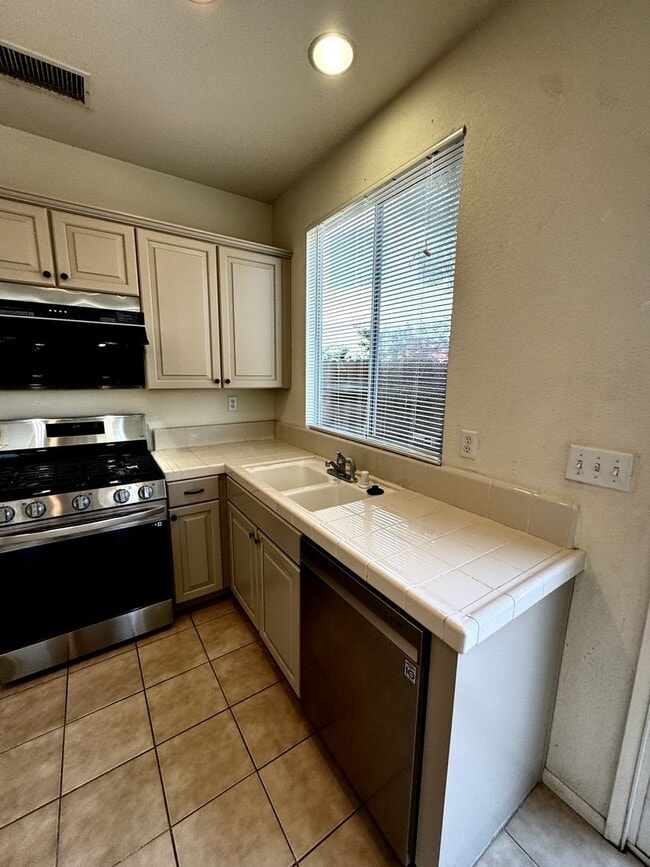 Building Photo - THREE BEDROOM TWO AND A HALF BATH POOL USE SEE VIDEO