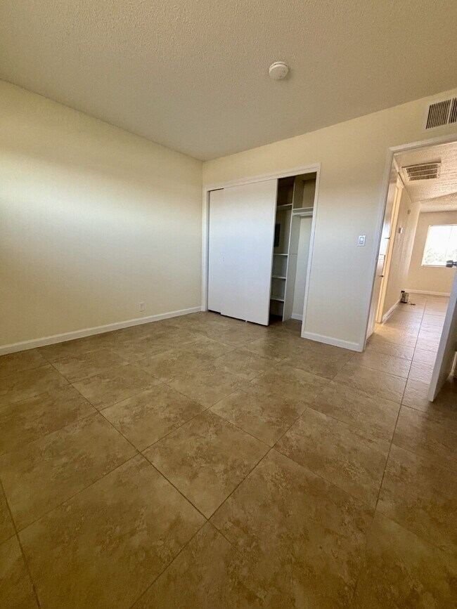 Building Photo - Secure, All-Inclusive 2-Bed with Wi-Fi & U...