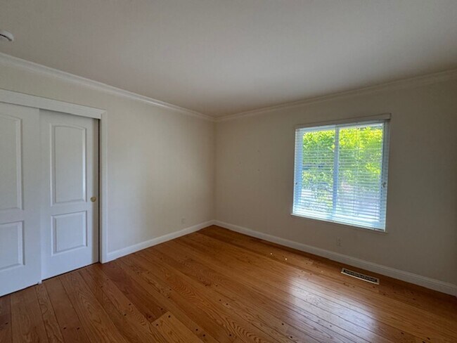Building Photo - Single level home with pool in Whitegate c...