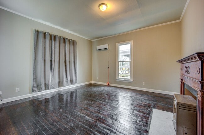 Building Photo - Freshly Updated 4 Bedroom Home