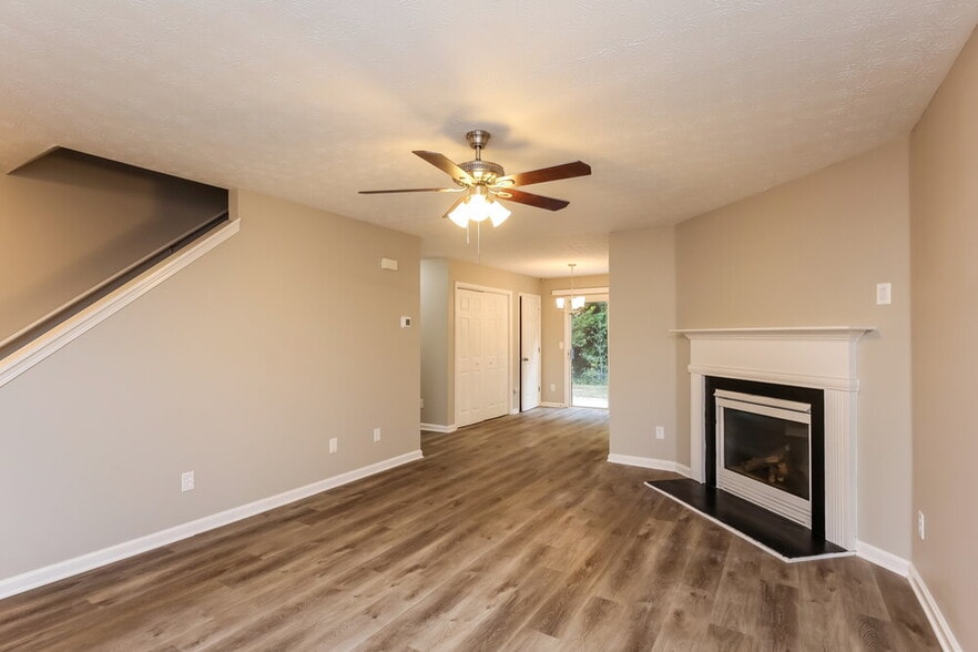 Building Photo - 204 Springbottom Dr SE