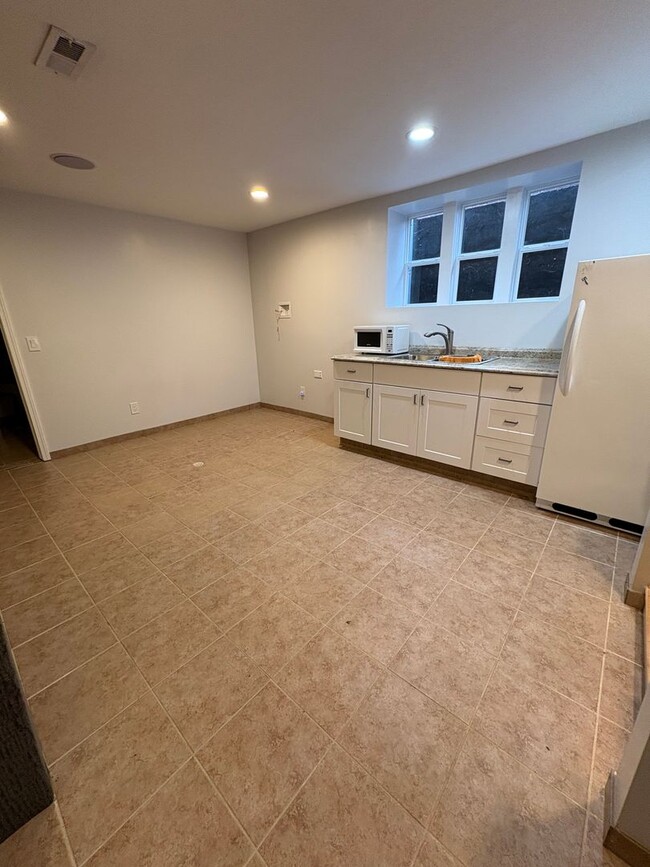 Building Photo - 4 Bedroom, 2 Full Baths and 2 1/2 Bath Hou...