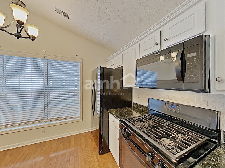 Building Photo - 558 The Blvd