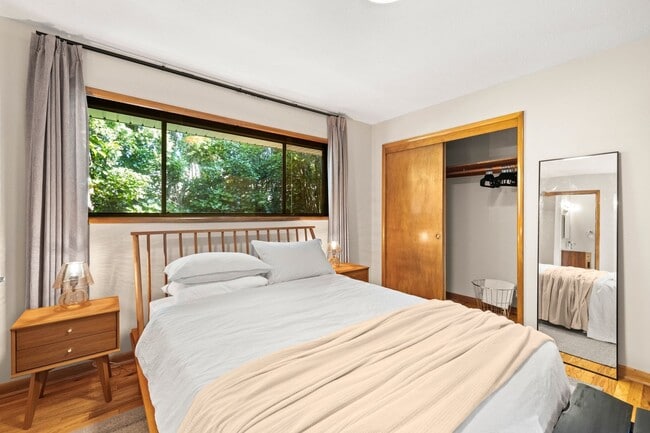 Building Photo - Mid-Century Classic! 3bd/3ba 2700 sf Short Term- FULLY FURNISHED!