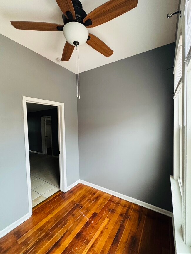 Building Photo - 2123 N Mango Ave