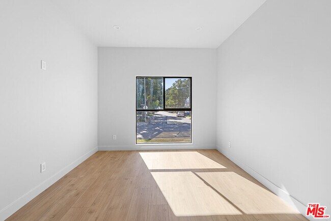 Building Photo - 7229 Willoughby Ave