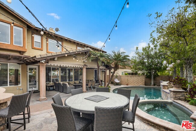 Building Photo - 996 N Antonio Cir