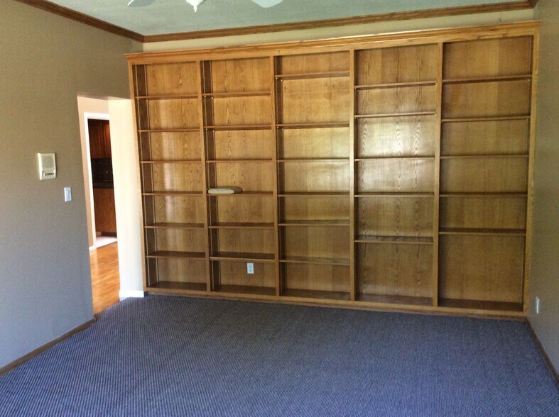 Den/6th bedroom - 19251 Oxnard St