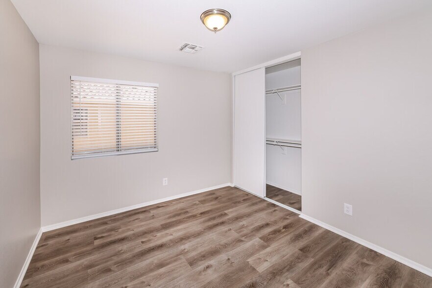 Building Photo - 10521 W Robin Ln