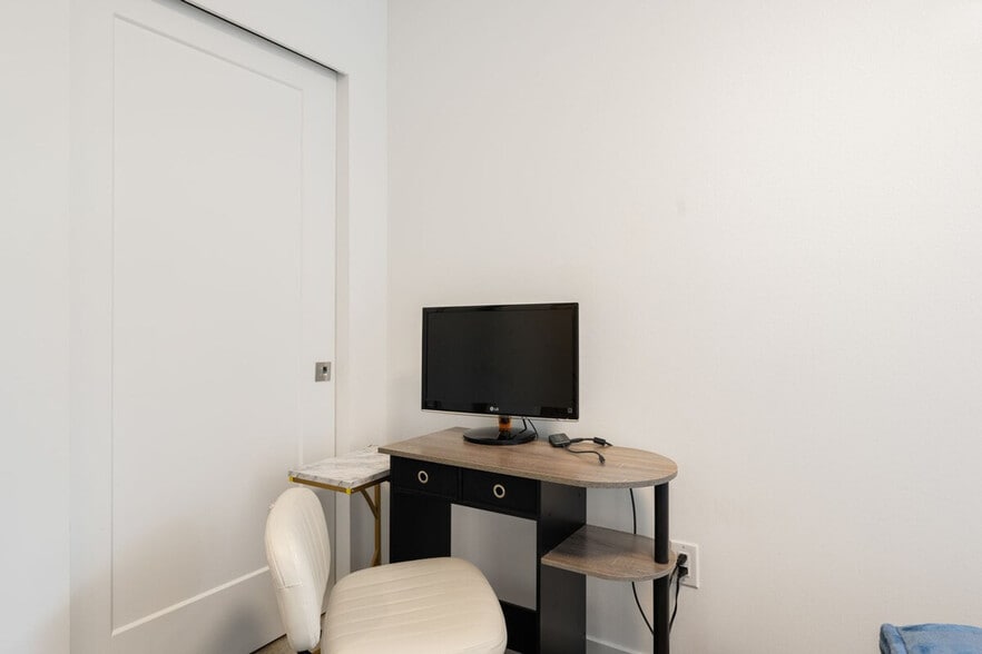 Building Photo - 620D 10th Ave E