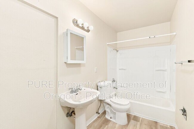 Building Photo - 2094 SE Pinelane St
