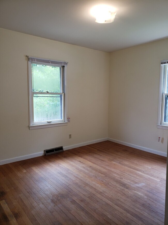 Building Photo - 3 bedroom, 2 bath Home: Available July 2026!