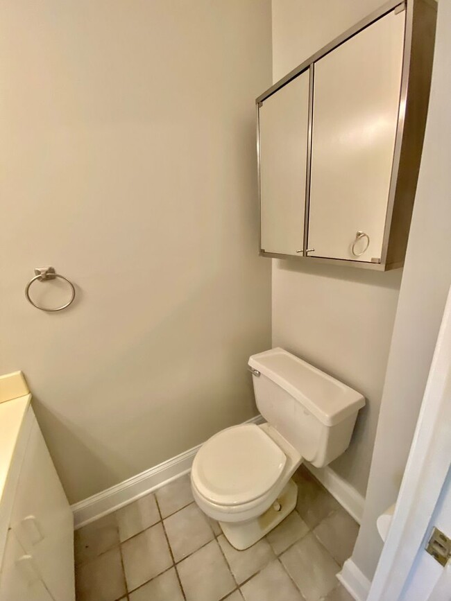 Building Photo - Chic Shaw Townhouse 2bd/2.5 bath with Deco...